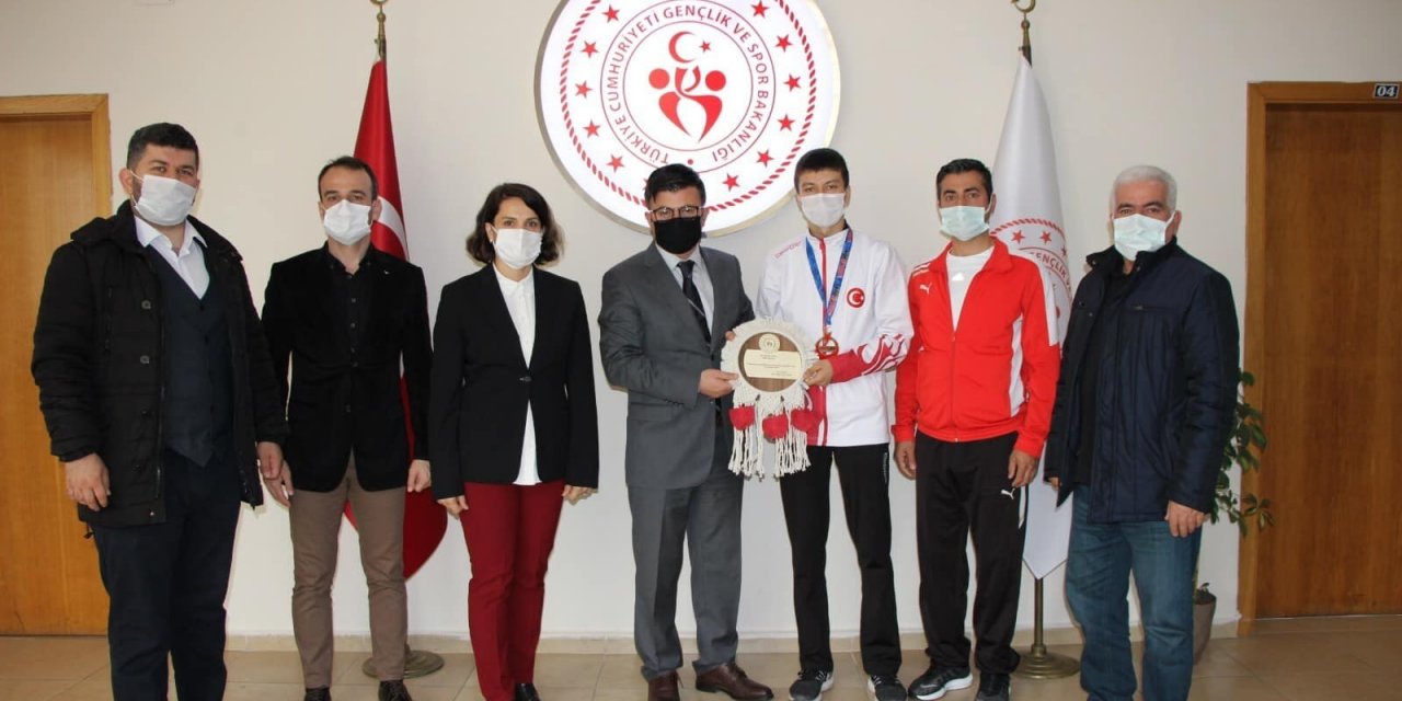 Dünya Şampiyonu’ndan İl Müdürüne Ziyaret