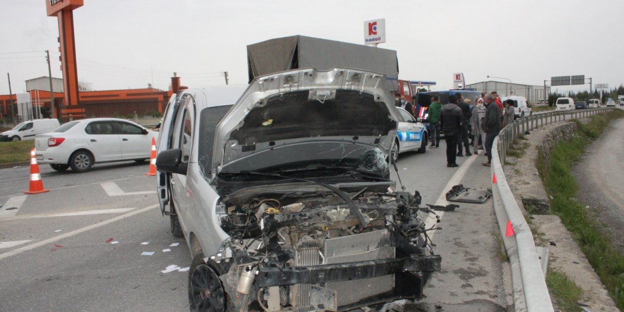 Tarım İşçilerini Taşıyan Araç Otobüsle Çarpıştı: 6 Yaralı