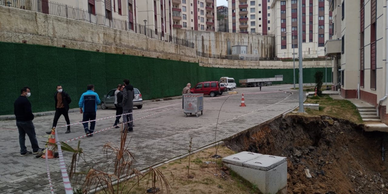 İ̇ki Bina Arasında Meydana Gelen Heyelan Sonucunda İstinat Duvarı Çöktü