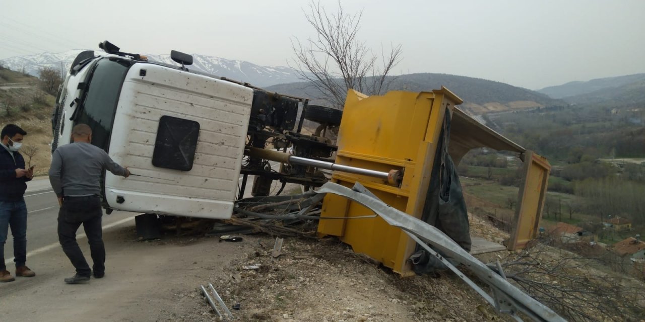 Malatya’da Hafriyat Kamyonu Devrildi: 1 Yaralı