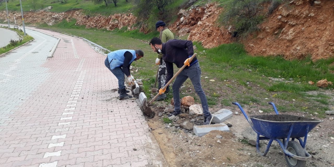 Yürüyüş Yolunda Bozulan Kaldırım Taşları Yenileniyor