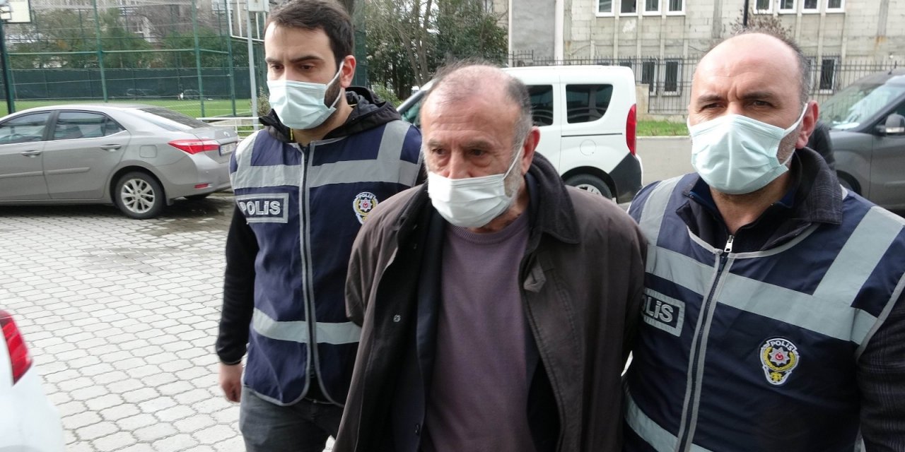 Tüfekle Bir Kişiyi Vurup Balkonunda Basına Açıklama Yaptıktan Sonra Teslim Olan Şahıs Adliyede