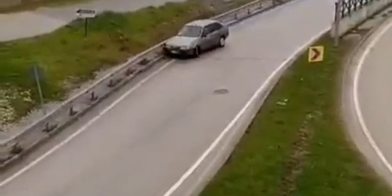 Yağ Dökülen Yolda Otomobiller Birbirine Böyle Girdi