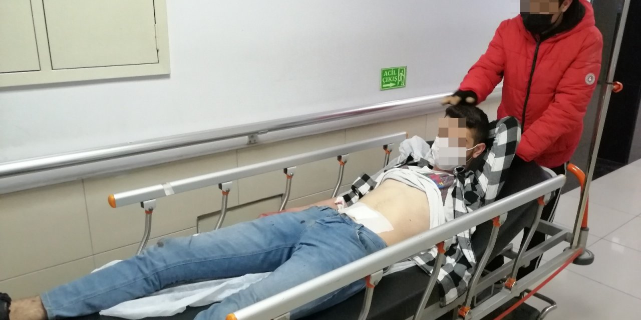 Karnından Bıçaklandı, Sedyede Şarkı Söyledi