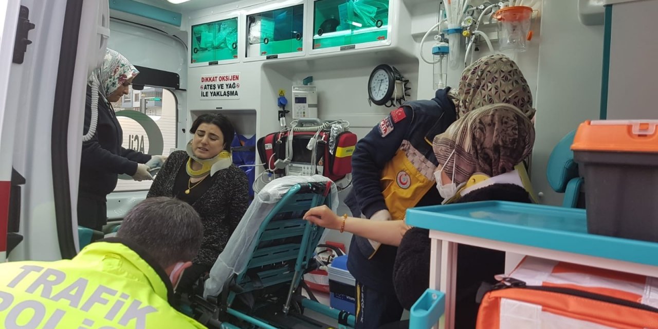 Motosiklet Yayalara Çarptı: 4 Yaralı
