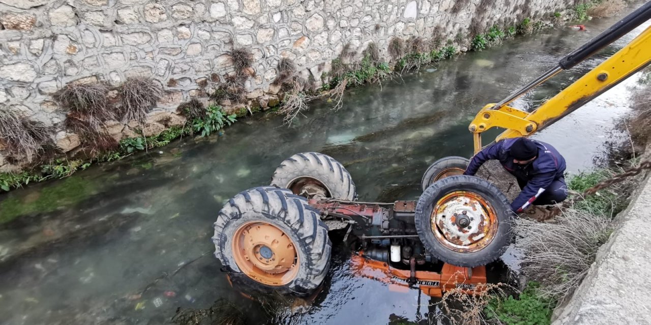 Kontrolden Çıkan Traktör Sürücüsüyle Büyük Menderes Nehri’ne Düştü