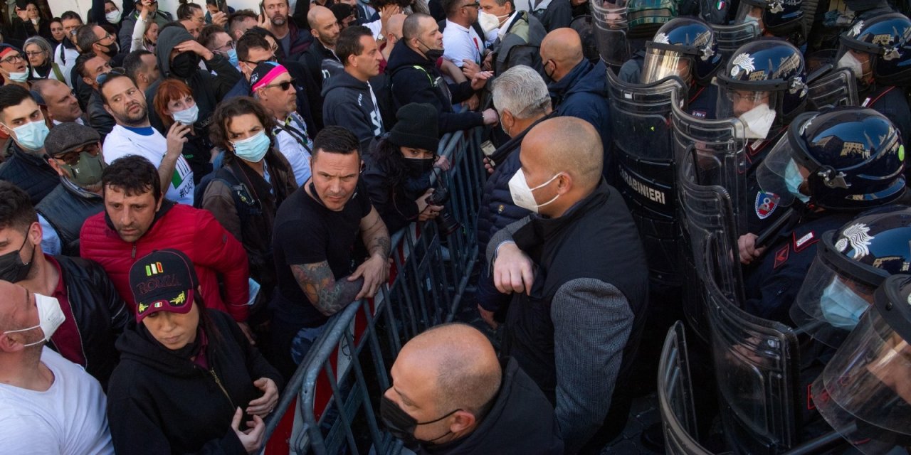 Roma’da Covid-19 Kısıtlamaları Protesto Edildi