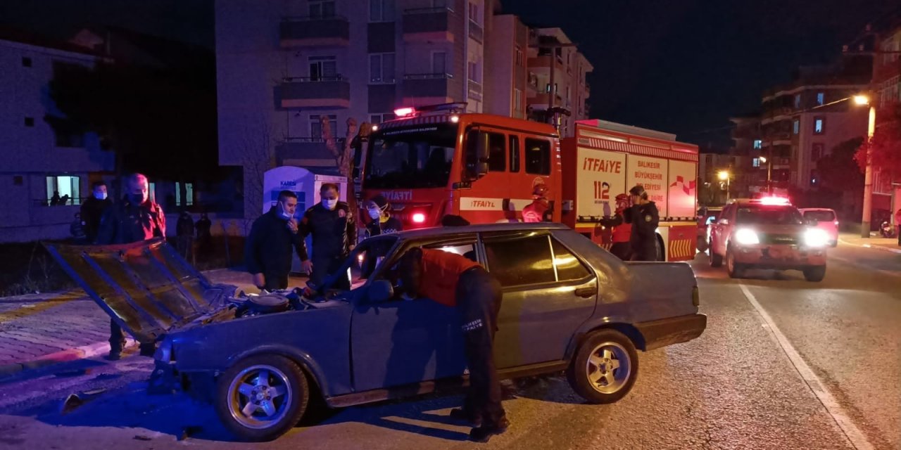 Kaza Yapan Araç Alev Aldı, Sürücünün İmdadına Polis Yetişti