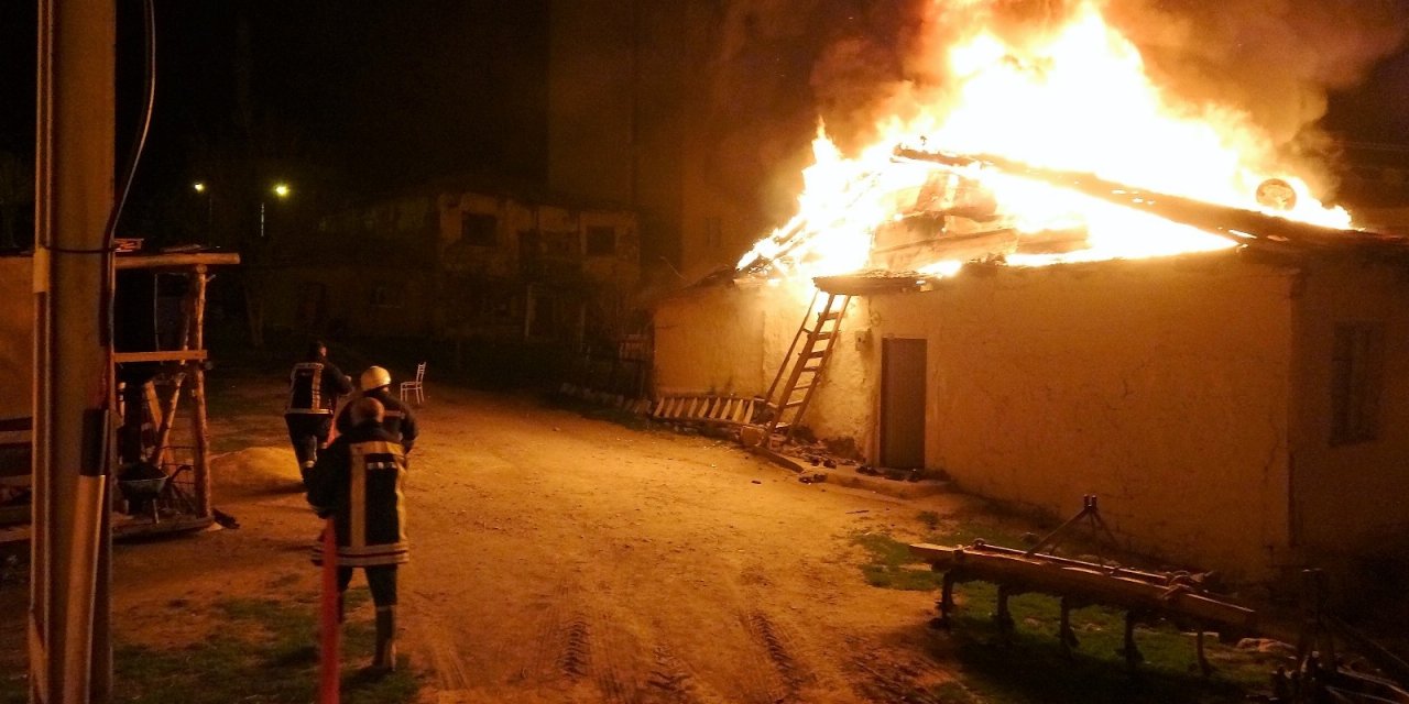 Tokat’ta Ahşap Ev Alev Alev Yandı