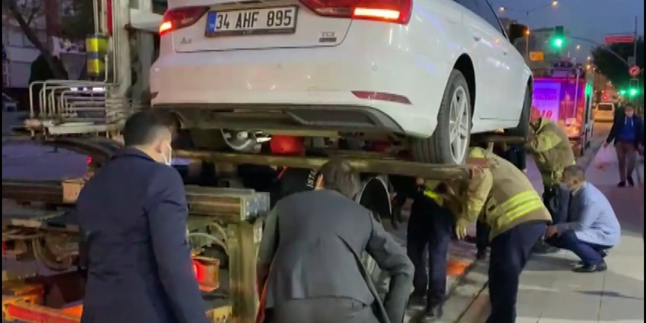 Pendik’te Araç Motoruna Sıkışan Kedi, Belediye Başkanının İhbarıyla Kurtarıldı