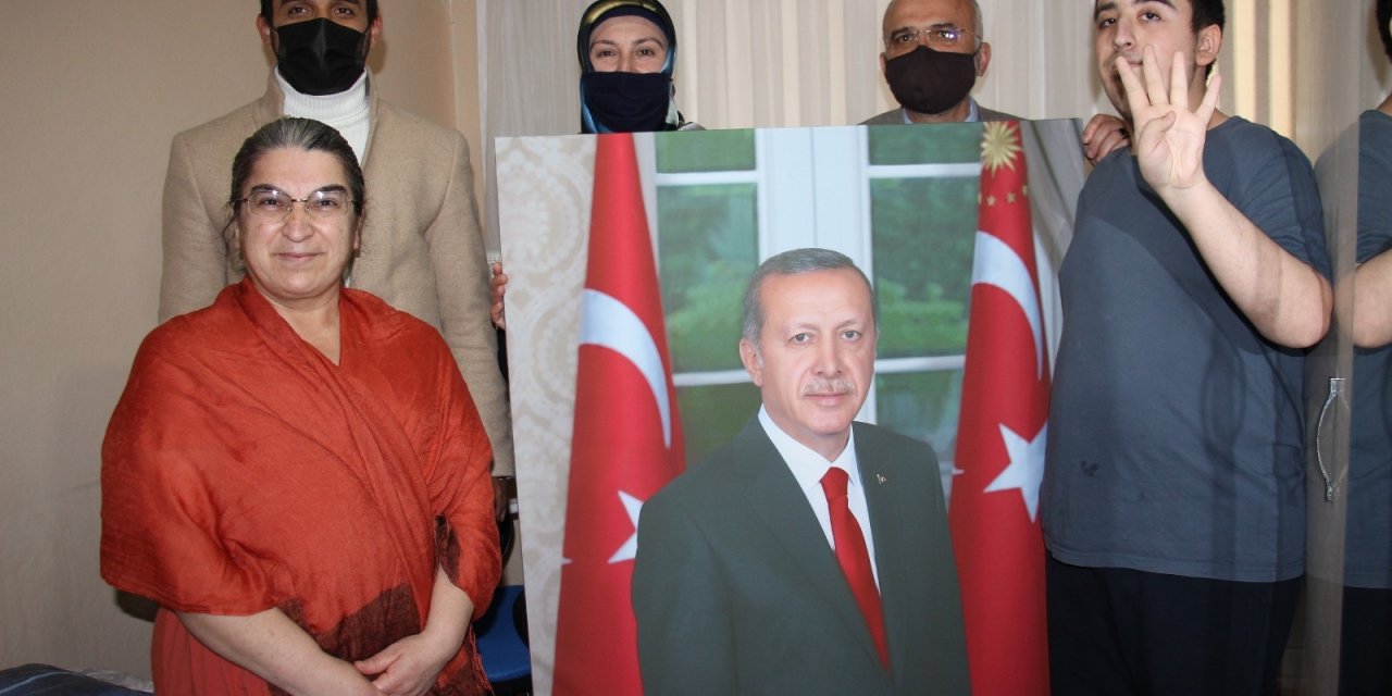 Cumhurbaşkanı Erdoğan Hayranı Otizmli Gence Erdoğan Portresi Hediye Edildi