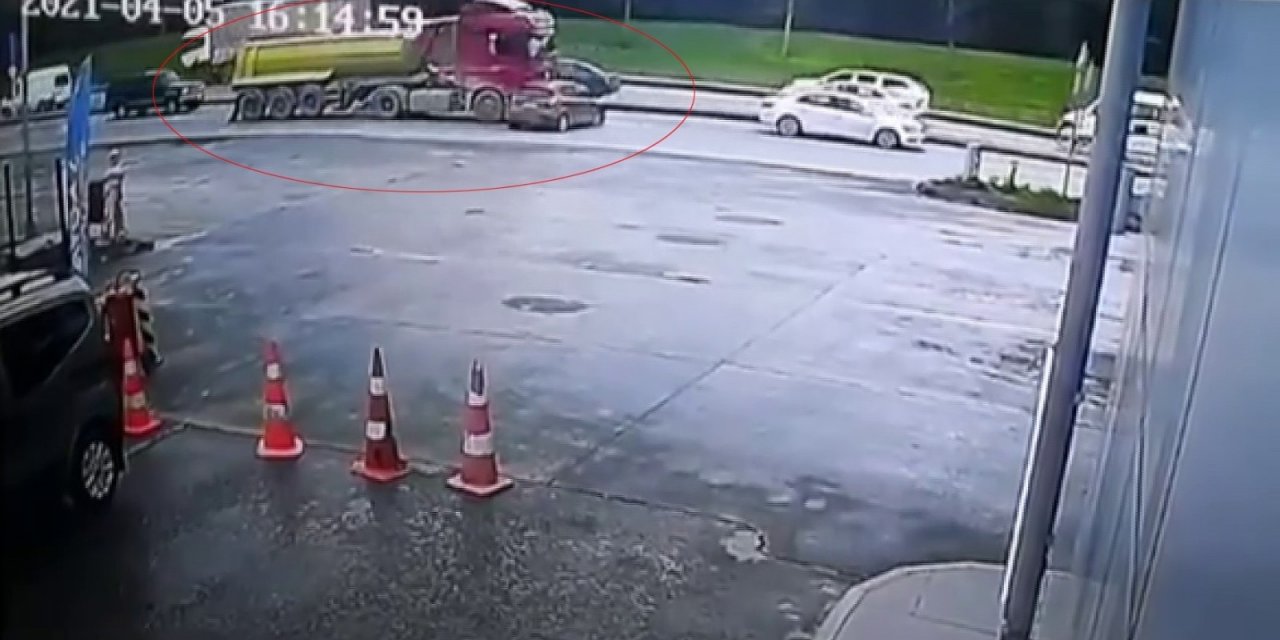Tır Metrelerce Sürükledi, Sürücü Arkasına Bile Bakmadan Kaçtı