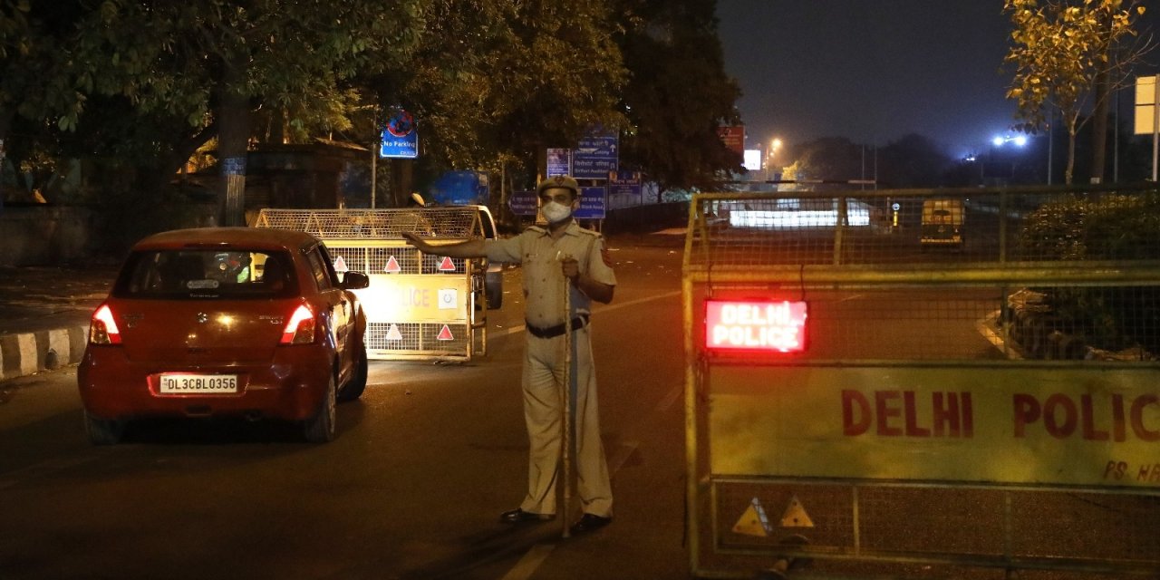 Hindistan’ın Yeni Delhi Eyaletinde Ay Sonuna Kadar Sokağa Çıkma Yasağı Uygulanacak