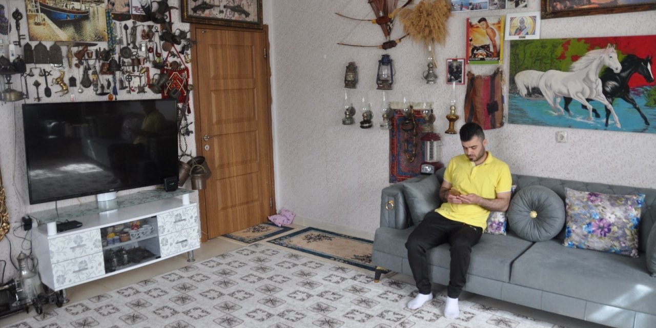 Kapıcı, Topladığı Hurda Eşyaları Satıp Aldığı Antika Eşyalarla Evini Müzeye Çevirdi