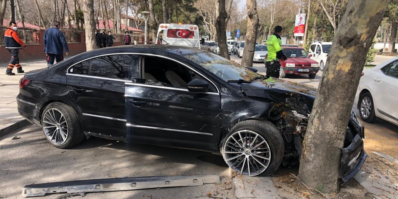 Otomobil Ağacı Çarptı:1 Yaralı