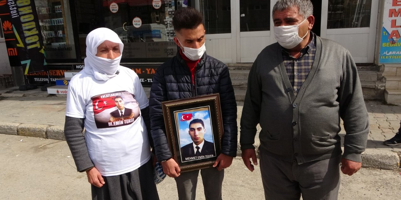 Muş’ta Gözü Yaşlı Aileler Hdp Önünde Oturma Eylemi Başlattı