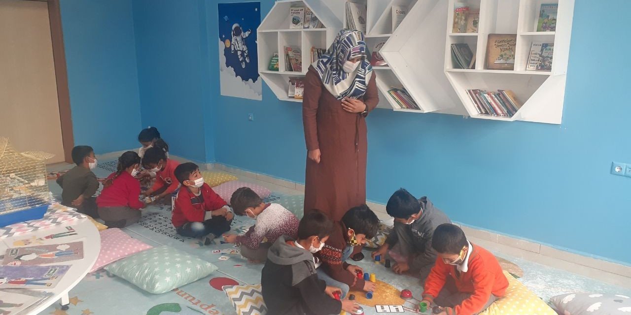 Öğrencilerine Okulu Sevdirmek İçin Her Yolu Deniyor