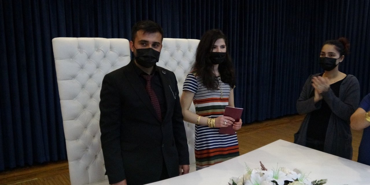 Evi Yandı, Gelinliğini Giyemedi