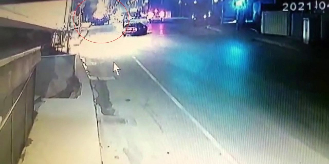 Pendik’te Alev Topuna Dönen Araç Yangınının Görüntüleri Güvenlik Kameralarına Yansıdı