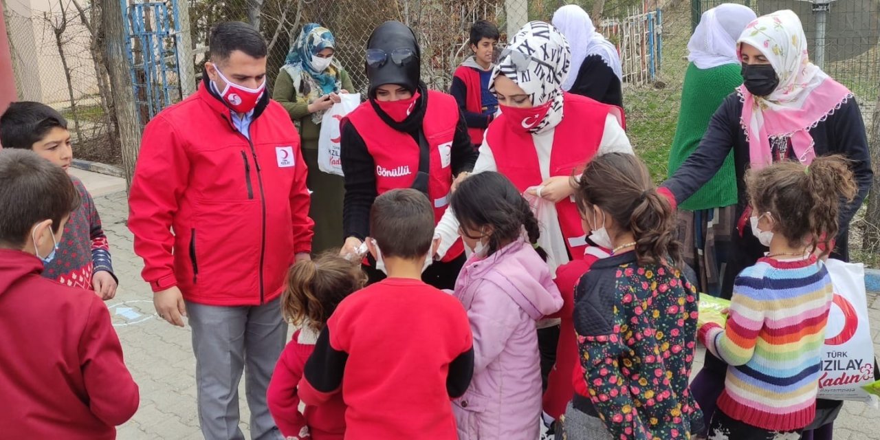 Türk Kızılay’ı Bayrampaşa Kadın Kolları’ndan Van’a Isıtan Ziyaret