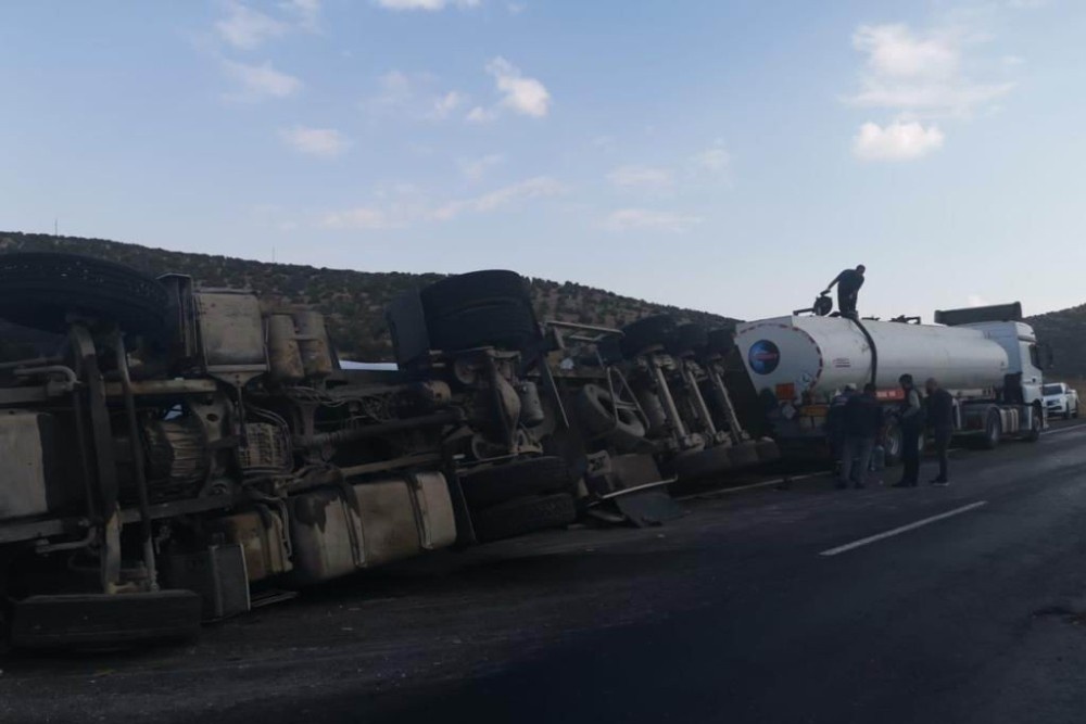 Mardin’de ham petrol yüklü tır devrildi