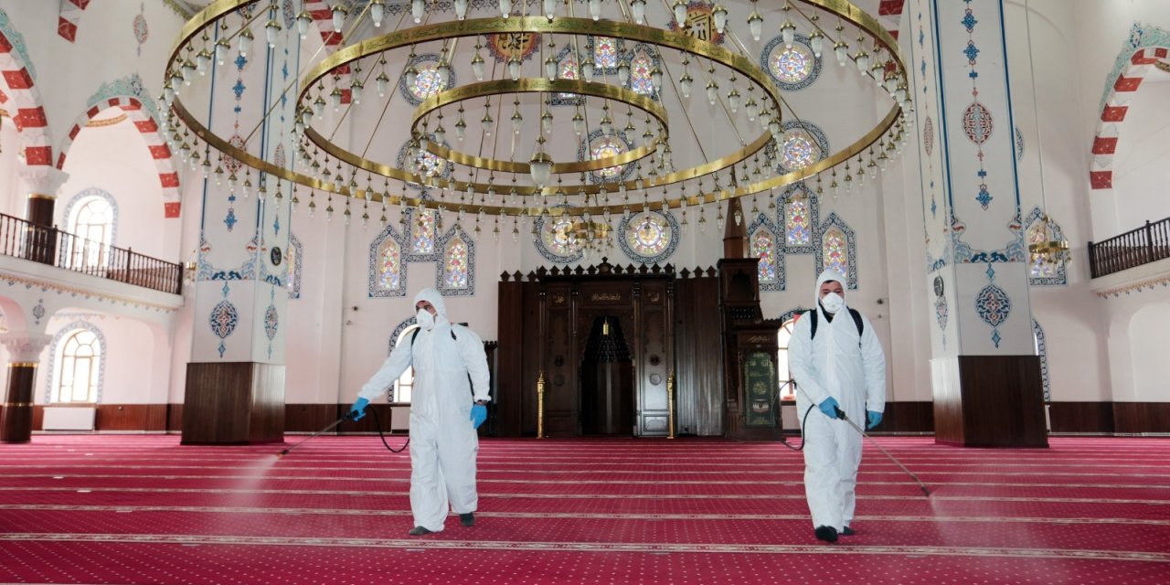 Van’da Ramazan Öncesi Camiler Dezenfekte Edildi