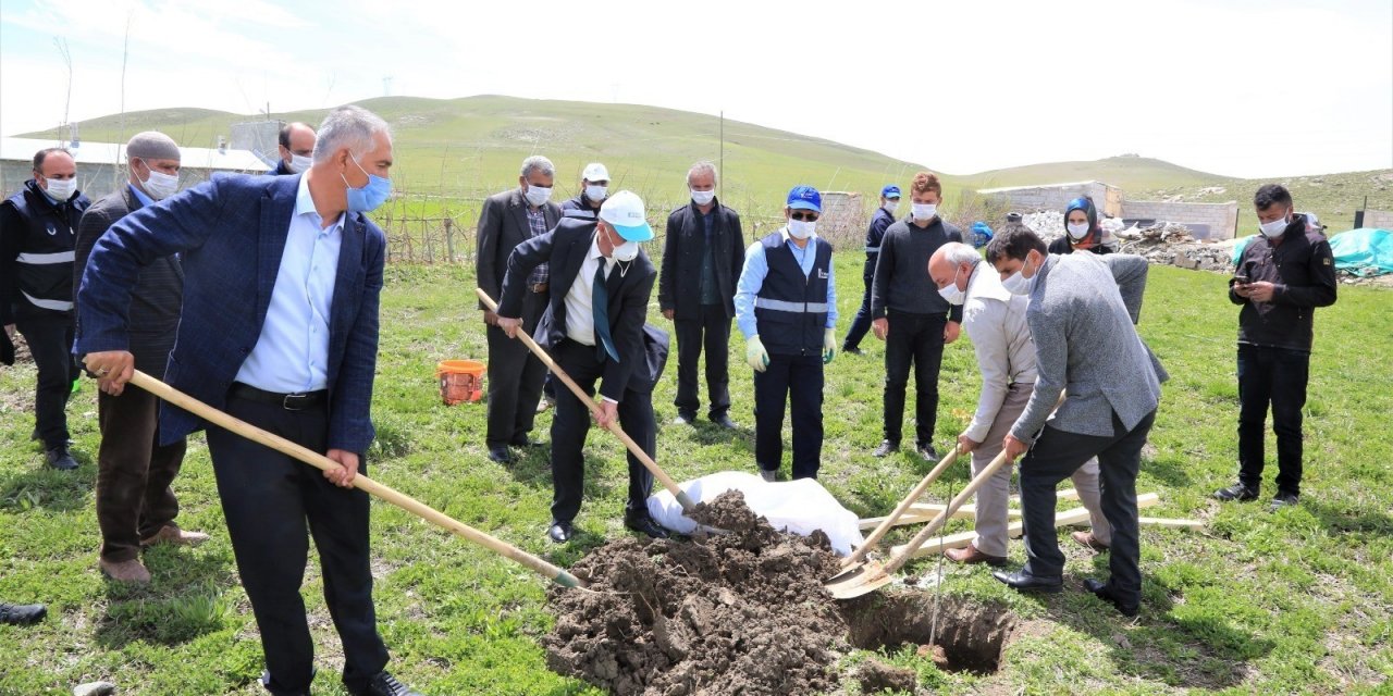 Tuşba Belediyesinden ‘model Ceviz-badem Bahçesi’ Projesi
