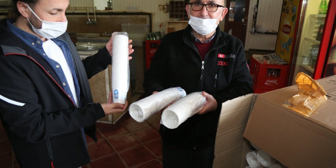Eyüpsultan Belediyesi Kıraathanelere Karton Bardak Dağıtıyor