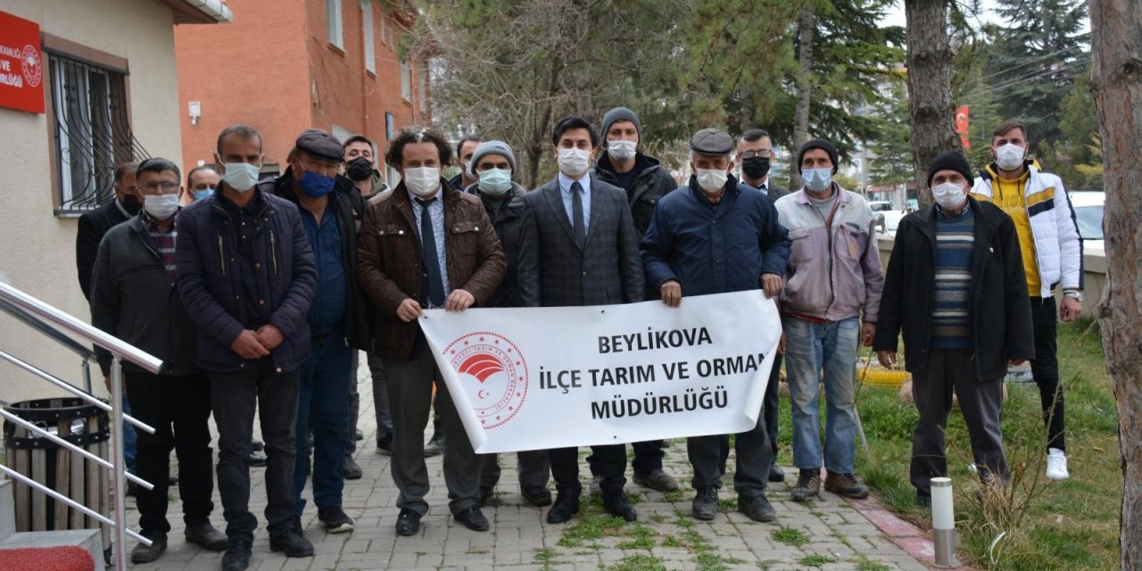 Beylikova’da 40 Çiftçiye Ücretsiz Tohum Dağıtımı Yapıldı