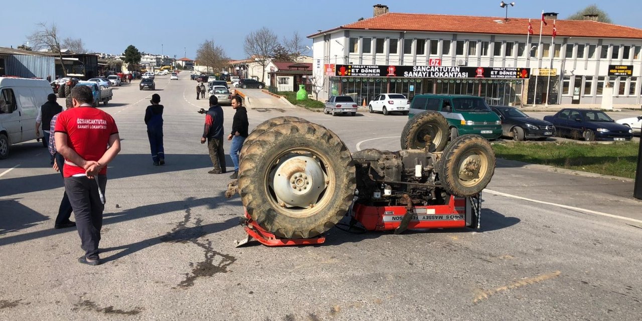 Otomobil İle Çarpışan Traktör Takla Attı: 1 Yaralı