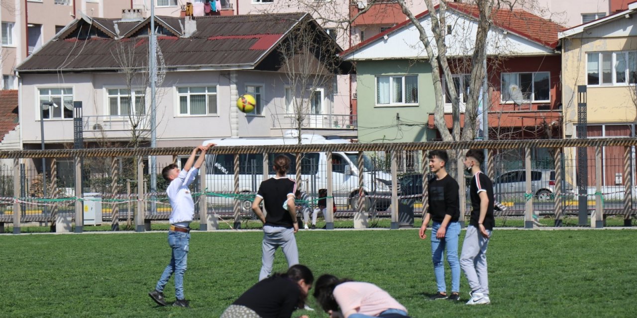 Güneşli Havayı Gören Vatandaşlar Soluğu Parklarda Aldı