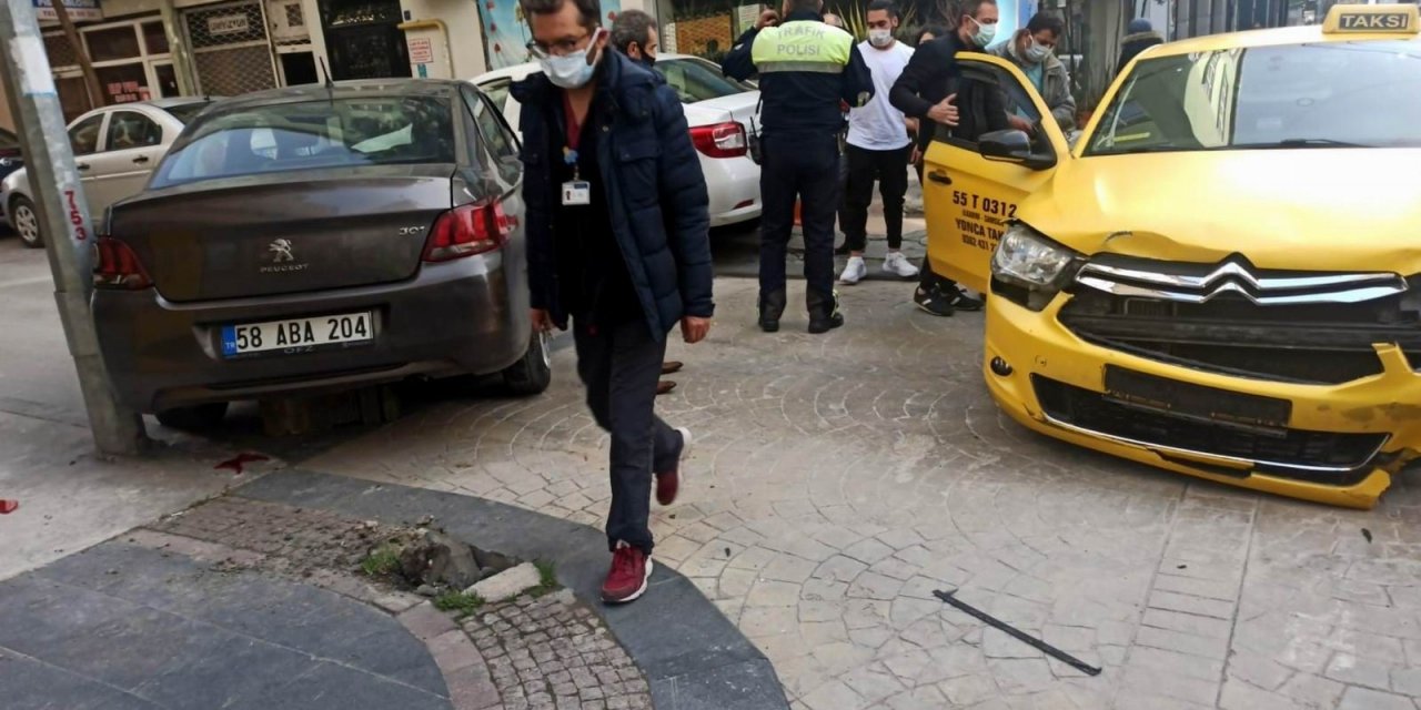 Samsun’da Kaza Yapan Otomobil Kaldırımdaki Yayaya Çarptı: 1 Yaralı