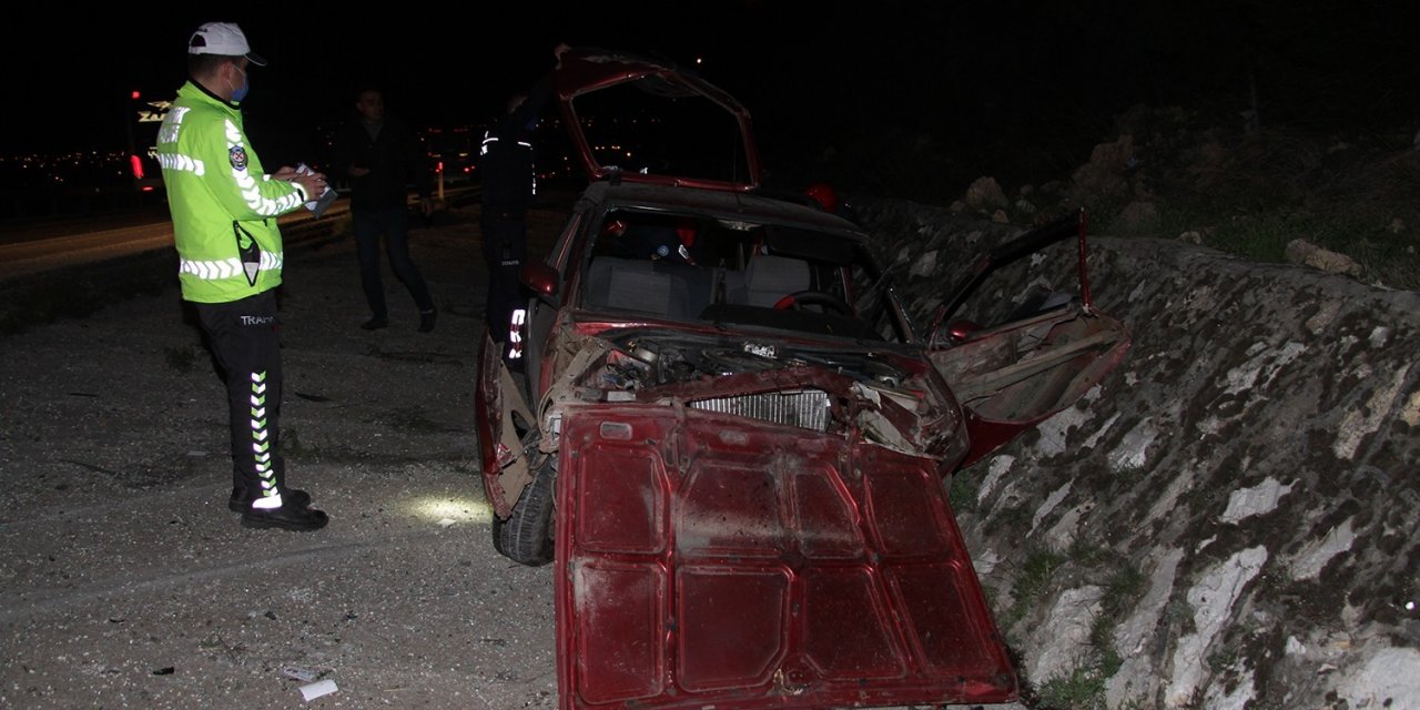 Arka Tekeri Kopan Otomobil Şarampole Devrildi: 1 Yaralı