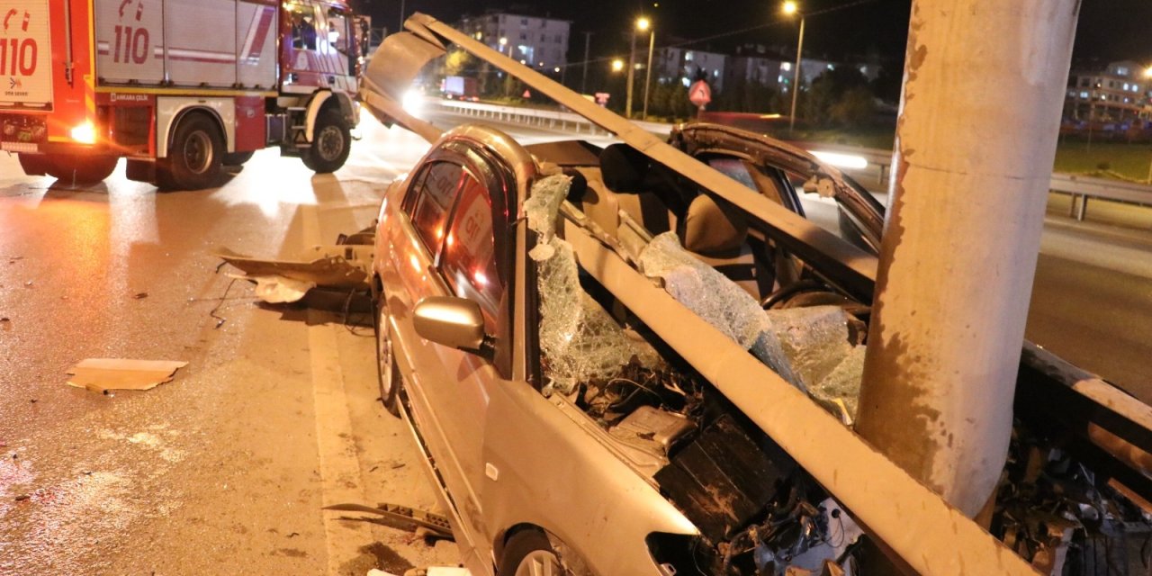 Kontrolden Çıkan Otomobil Bariyerlere Ok Gibi Saplandı: 2 Yaralı