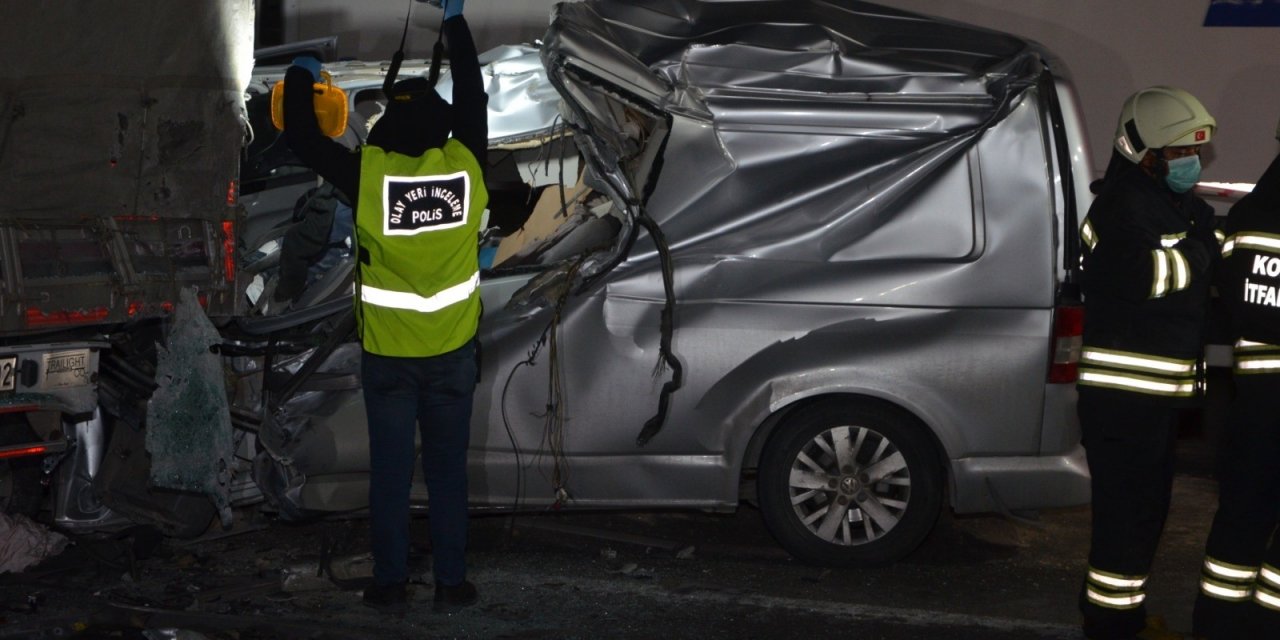 Minibüs Tıra Arkadan Çarptı: 1 Ölü