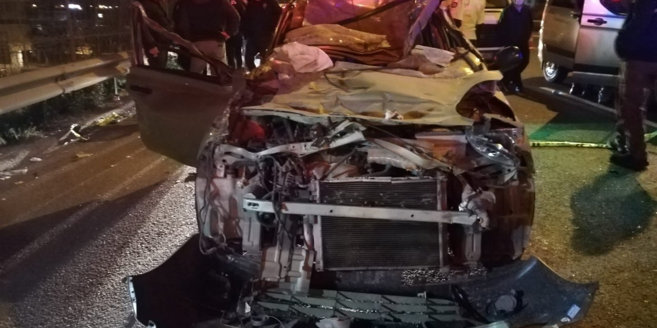 İ̇zmir’de Otomobil Tıra Arkadan Çarptı: 1 Ölü, 1 Yaralı