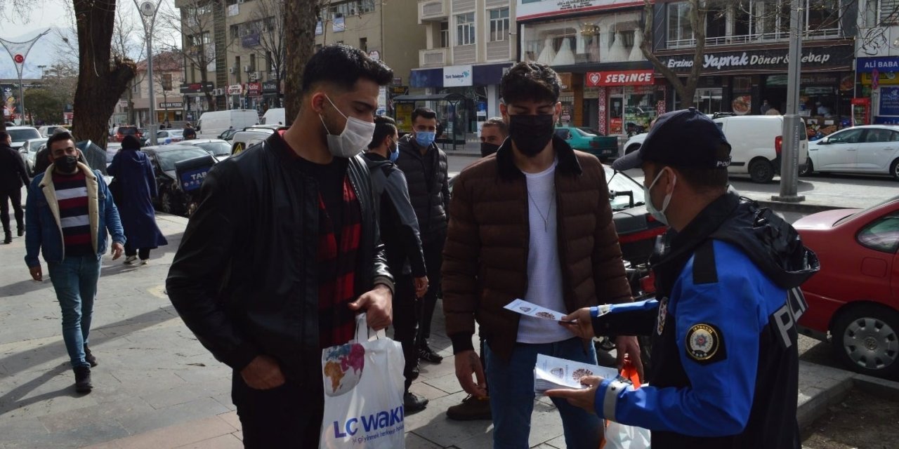 Polisler Erzincan’ın Rengini Mavi Yapmak İçin Broşür Dağıttı