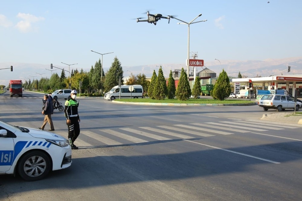 Kırmızı ışıkta geçenler drone ile yakalandı