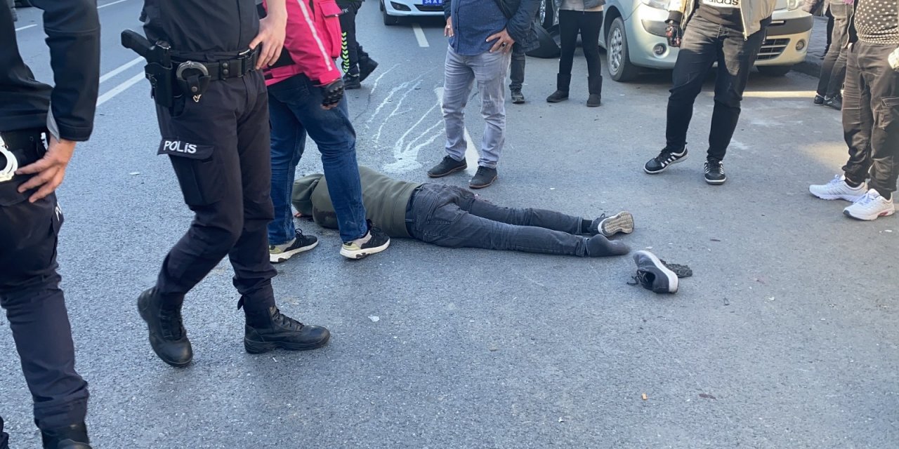 Kağıthane’de Aracın Çarptığı Motosikletli Genç Ağır Yaralandı.. O Anlar Kamerada