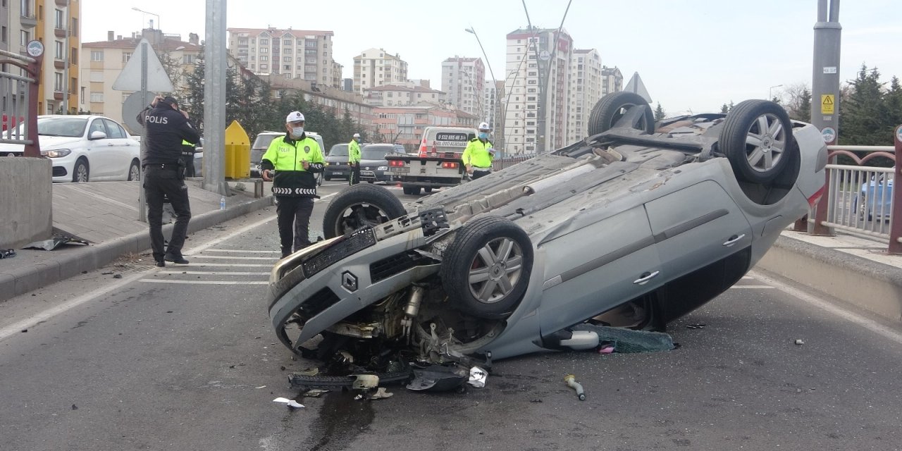 Refüje Çarpan Araç Ters Döndü
