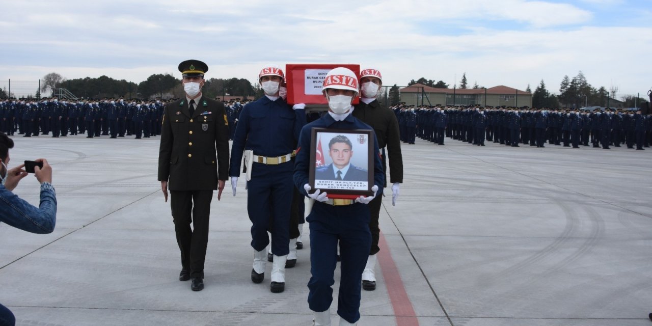 Şehit Türk Yıldızları Pilotunun Cenazesi Memleketine Uğurlandı