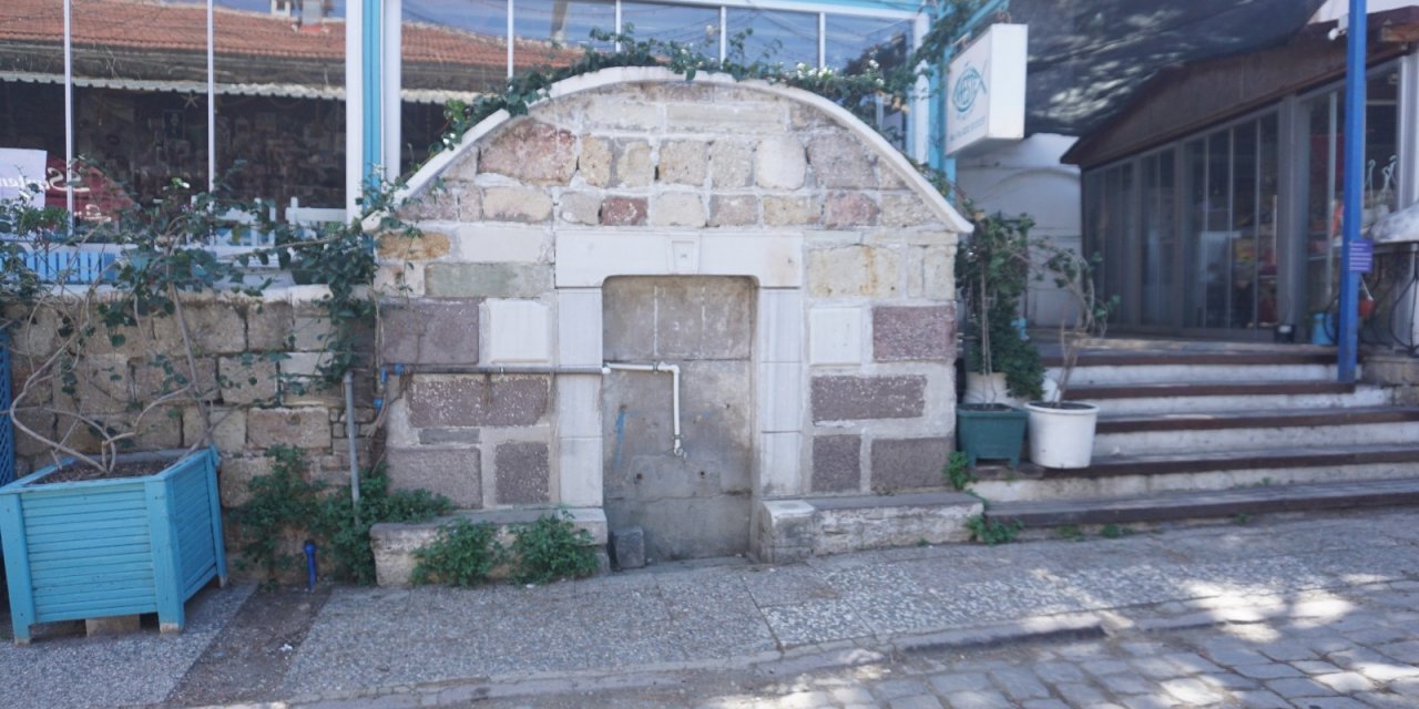 Foça’da Tarihi Çeşmeler İlgisiz Kaldı, Vatandaşlar Tepkili