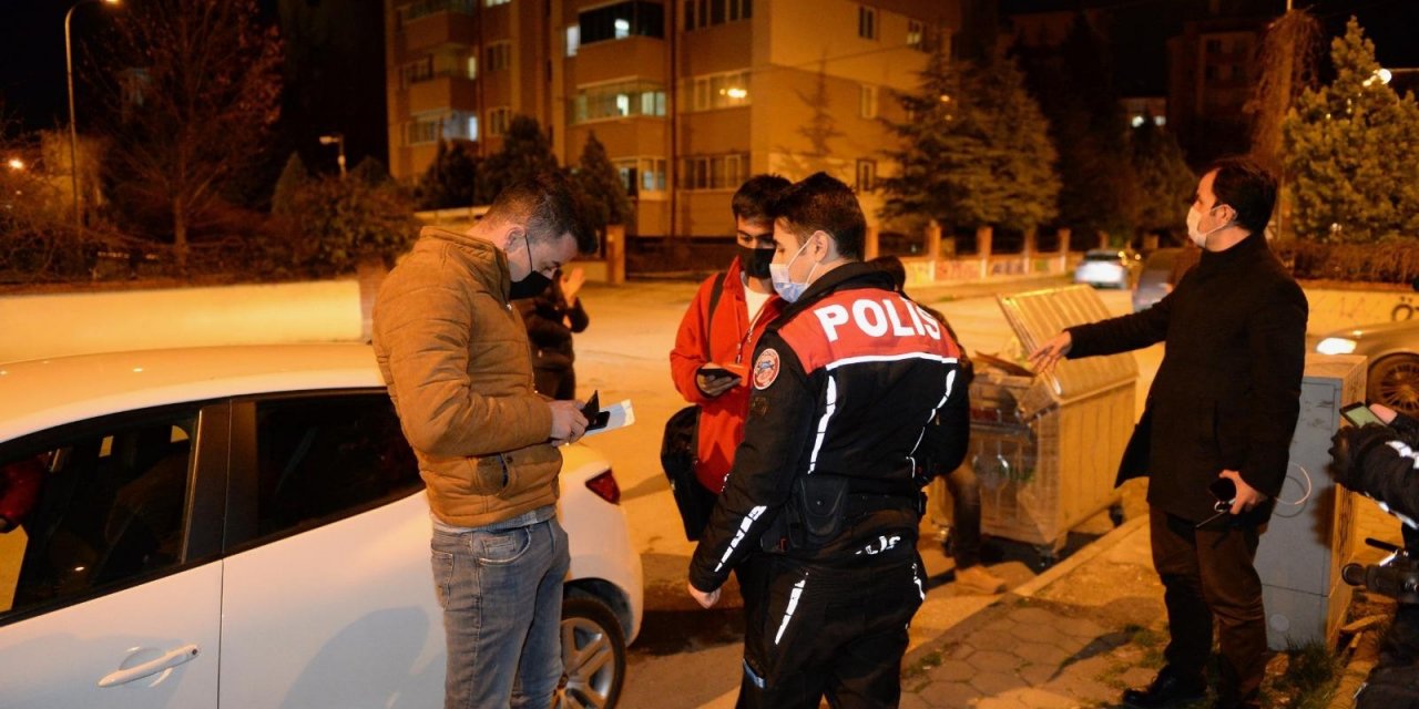 Polisler Maske Ve Mesafe Denetimi Yaptı