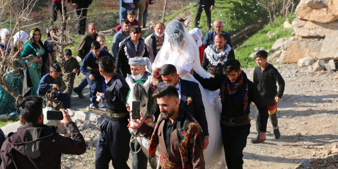 Şırnak’ta Unutulmaya Yüz Tutan Gelenek Yaşatılıyor: Gelini Ata Bindirip Damat Evine Götürdüler