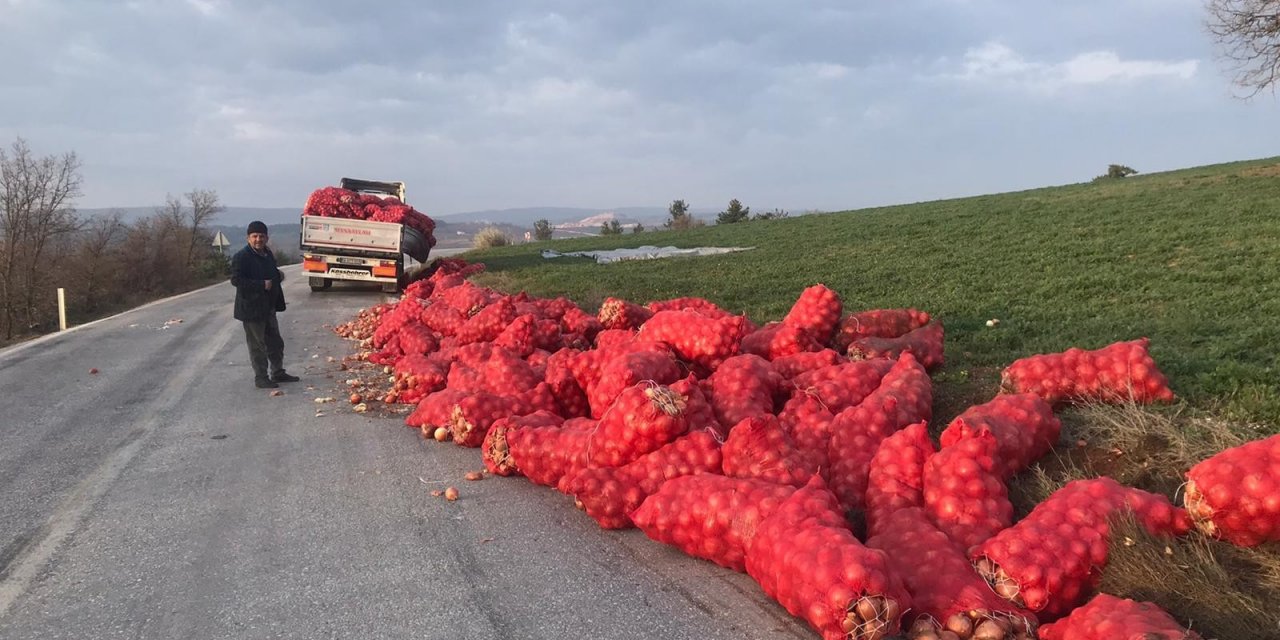 Kamyonun Kasası Kırılınca Soğan Çuvalları Yola Saçıldı