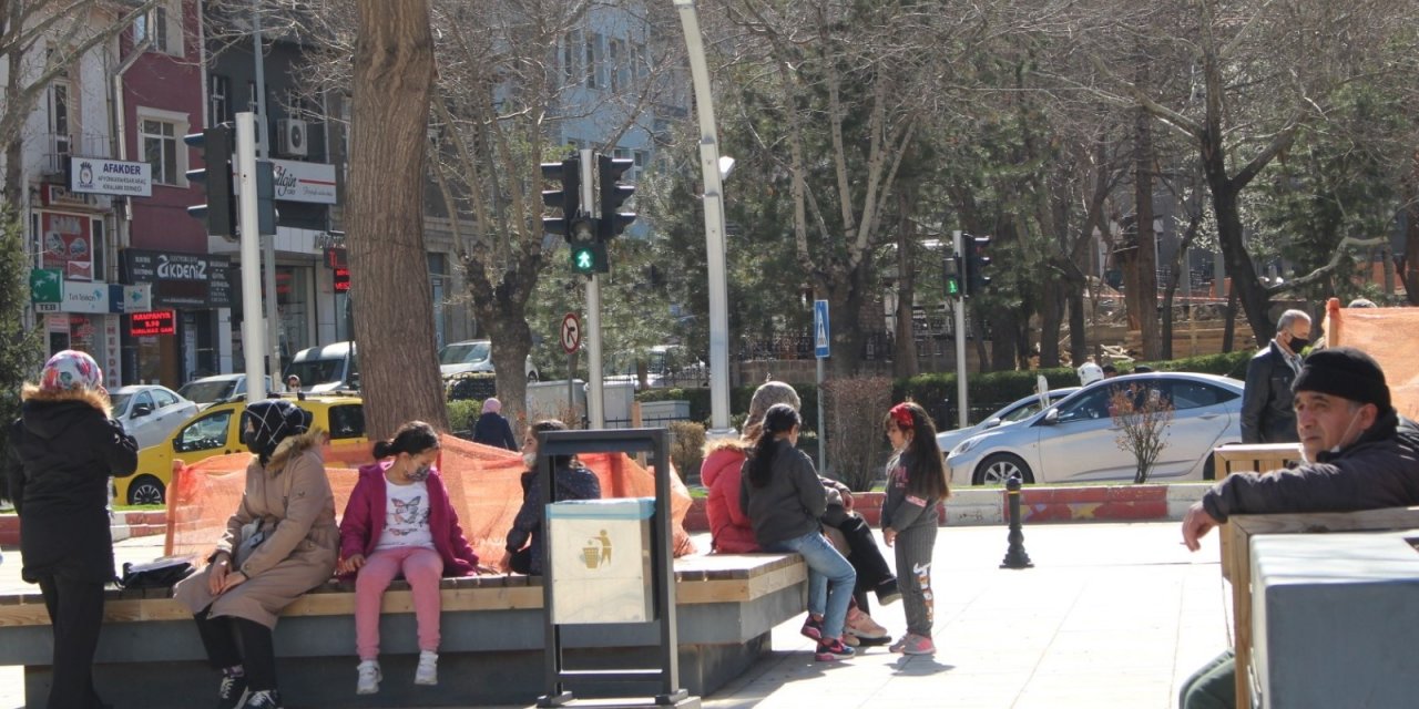 Vatandaş Önlemleri Gevşetince Vaka Sayısı Bini Aştı