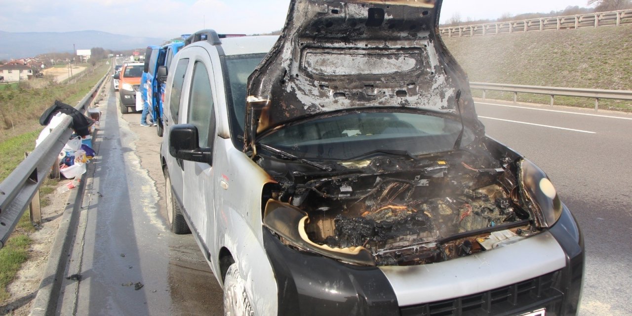 Tem’de Motor Kısmı Yanan Hafif Ticari Araç Kullanılamaz Hale Geldi