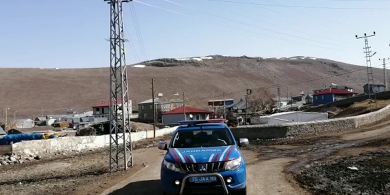 Ardahan’da Jandarma Anonslarla ’evde Kalın’ Çağrısı Yapıyor