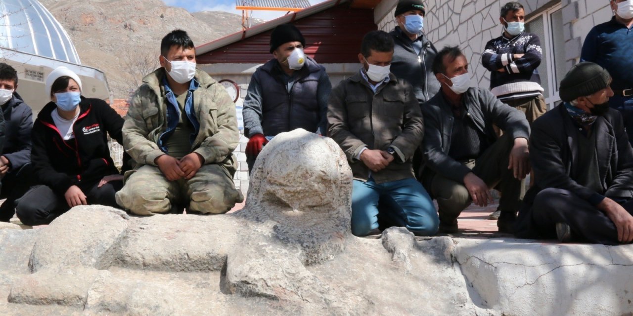 Tarihi Eserleri Vermek İstemeyen Mahalle Sakinleri Eserlerin Üzerinde Oturma Eylemi Başlattı