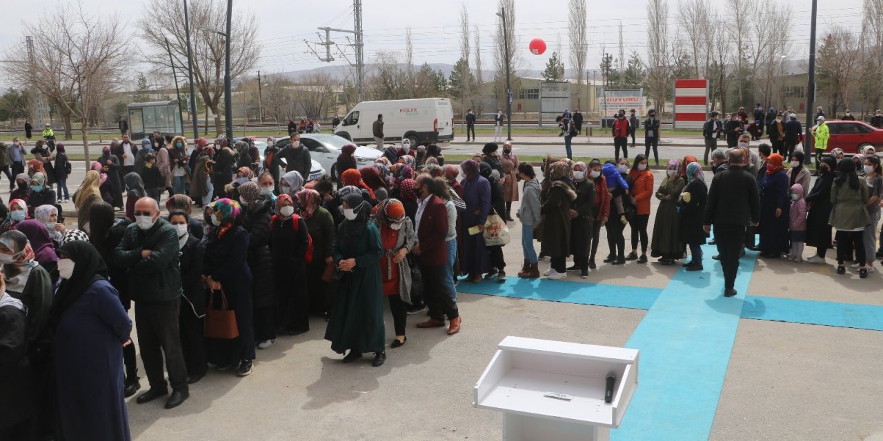 Kırmızı Kategorideki Sivas’ta Market İndirimi Covid-19’u Unutturdu, Valilik Kararı İle Market Kapatıldı